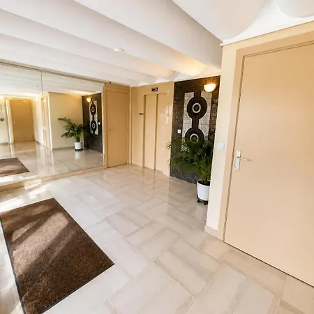 Apartment Grand Dans Avec Piscine